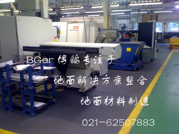 生產(chǎn)車(chē)間地面起砂、耐油污處理采用重型設(shè)備生產(chǎn)車(chē)間地板