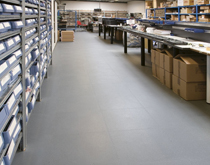 庫(kù)房地面處理_采用聯(lián)鎖庫(kù)房地面膠墊，一步到位